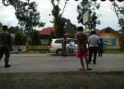 Bersinergi Lawan Corona, Babinsa Koramil Wotu Laksanakan Pengamanan Posko Covid-19 di Perbatasan Lutim-Lutra