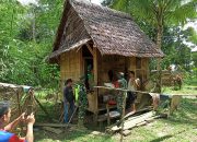 Personel Kodim Singkawang Kawal Distribusi Beras Bantuan di Desa Sungkung 3