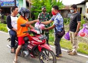 Jelang Berbuka Puasa, Kodim Putussibau dan Jurnalis Bagikan Takjil Gratis