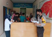 Bhabinkamtibmas Kelurahan Mangadu Pantau Penyalura BST Kemensos RI