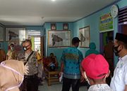 Lakukan Pengamanan Pendistribusian BST Kamensos RI, Bhabinkamtibmas Desa Lengkese Beri Imbauan