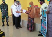 Babinsa Koramil Wotu Dampingi Bupati Lutim Salurkan BLT DD di Desa Bahari