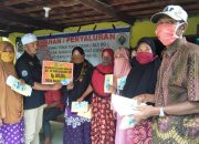 Ratusan Warga Terdampak Covid-19 di Desa Balangbaru Terima Bantuan