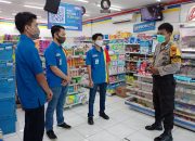 Cegah Penularan Covid-19, Bhabinkamtibmas Kelurahan Mangadu Sambangi Toko Perbelanjaan
