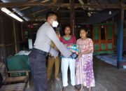 Peduli, Bhabinkamtibas Desa Panyangkalang dan Desa Bontoparang Berikan Bantuan ke Warga Terdampak Covid-19