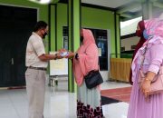 Persit KCK Cabang XLVIII Sanggau Berbagi Al-Qur’an dan Mukenah