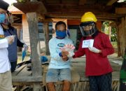 Babinsa Koramil Wotu Pantau Penyaluran BLT DD di Desa Pepuro Barat Lutim