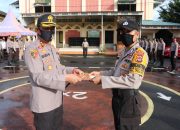 Kapolres Takalar Beri Penghargaan Kepada Polisi Teladan Polres Takalar