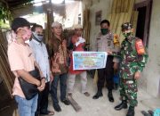 Bhabinkamtibmas Desa Sawakong Bersama Babinsa Dampingi Pemdes Salurkan BLT Dana Desa