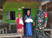 Peduli Warga, Babinsa Koramil Wotu Berikan Bantuan kepada Warga yang Terdampak Covid-19