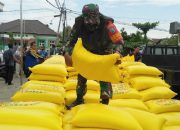 Selain Kawal Beras Bantuan, Babinsa Imbau Masyarakat Ikuti Kebijakan Pemerintah