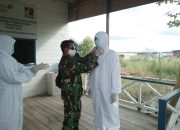 Peduli Warganya, Babinsa Koramil 09/Jenamas Dampingi Petugas Kesehatan Lakukan Rapid Test