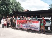 Didampingi Ibu Ketua Bhayangkari, Kapolres Takalar Bagikan Paket Lebaran ke Tukang Becak