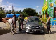 Putus Rantai Covid-19, Personel Posko Polres Takalar Memberikan Himbauan dan Semprot Disinfektan