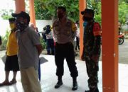 Berikan Rasa Aman, Bhabinkamtibmas Polsek Mapsu Pantau Penyaluran BLT di Desa Binaan