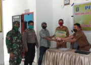 Sinergitas TNI-Polri, Bhabinkamtibmas Polsek Polut Bersama Babinsa Kawal Penyaluran BLT Dana Desa