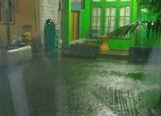 Hujan Deras Sambut Malam Laitul Qadar, Seribu Obor Yang di Bakar Padam Total