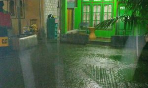 Hujan Deras Sambut Malam Laitul Qadar, Seribu Obor Yang di Bakar Padam Total