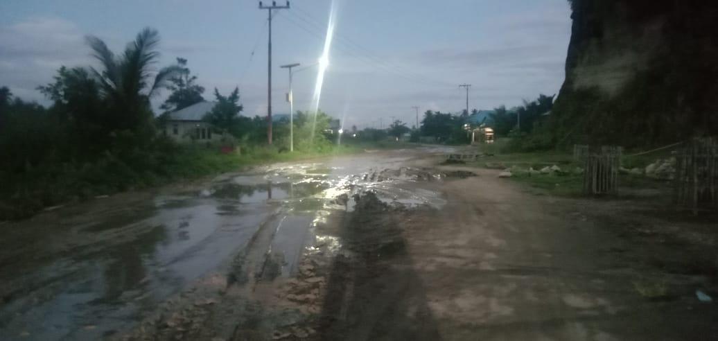 Ruas Jalan Becek Desa Nurweda Menuju Wedana Butuh Perhatian