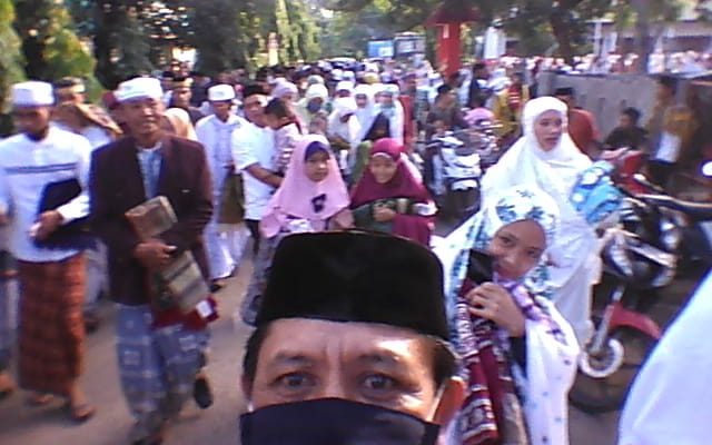 Pelaksanaan Sholat Idul Fitri di Masjid Jami Desa Lentu Berdeak-desakan