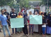 Tak Terima Lurahnya di Mutasi, Sejumlah Warga Manjangloe Lakukan Aksi Protes