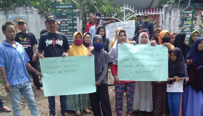 Tak Terima Lurahnya di Mutasi, Sejumlah Warga Manjangloe Lakukan Aksi Protes