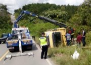 Diduga Kelebihan Muatan, Mobil Truk Pengangkut Bahan Bangunan Terperosok