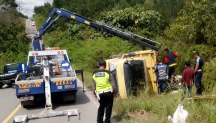 Diduga Kelebihan Muatan, Mobil Truk Pengangkut Bahan Bangunan Terperosok