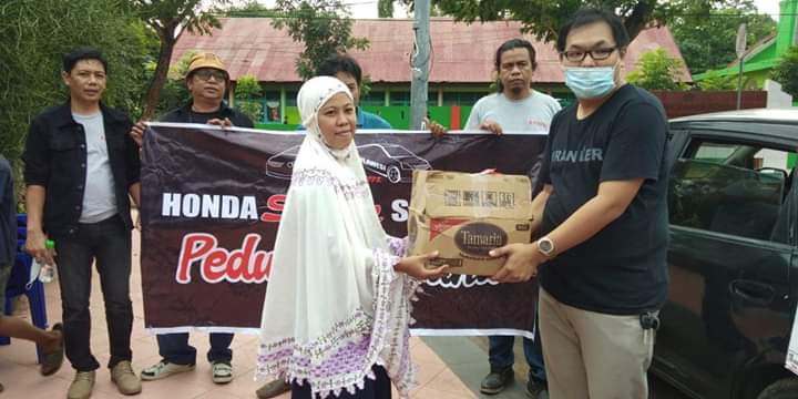 Peduli Korban Banjir Bantaeng, SEMUT Indonesia Bersama HSS dan CODAS Serahkan Bantuan Sembako