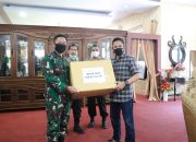 Kapolda Sulsel Terima Bantuan Almatkes Covid-19 Dari Sekjen Kemhan Marsekal Madya TNI Donny Ermawan