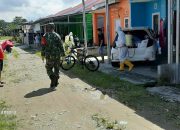 Antisipasi Penyebaran Virus Corona di Desa Arolipu, Babinsa Koramil Wotu Dampingi Penyemprotan Disinfektan