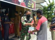 TNI-Polri bersama Pemdes Pepuro Bagikan Masekr kepada Warga Kurang Mampu