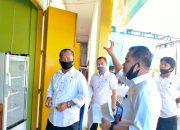 Ketua DPD GoWa-Mo Takalar Dampingi Basri Sulaeman Tempel Sticker Retribusi Kios-Ruko Pasar Sentral