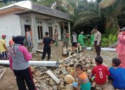 TNI Dampingi Tim Satgas Covid-19 Puskesmas Wotu Lakukan Penyemprotan Rumah Warga di Tabaroge Lutim