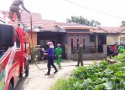 Komsos Babinsa Koramil Wotu bersama Istansi Terkait Penyemprotan Disinfektan di Desa Arolipu Lutim