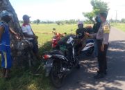 Sambangi Petani, Bhabinkamtibmas Desa Sanrobone Sampaikan Pesan Kamtibmas