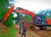 Ditengah Pandemi Covid 19, Babinsa Beduai Karya Bakti Peningkatan Jalan