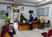 Babinsa Koramil 1403-13 Wotu Dampingi Warga Penyaluran BLT DD di Desa Lera Lutim