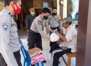Kapolsek Polsel Salurkan Bantuan Sembako Kepada Warga Terdampak Covid 19