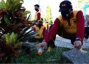 Gelar Bhakti Religi, Polres Takalar Bersihkan Masjid Agung dan TMP