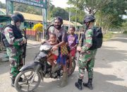 Amankan Jalan Perbatasan Satgas Raider 300 Melaksanakan Pemeriksaan Kendaraan
