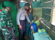 Peduli Terhadap Sesama, Personil Koramil bersama Polsek Burau Bagikan Sembako kepada Warga Kurang Mampu