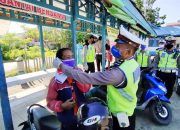 Satlantas Polres Sekadau Bagikan Masker Kepada Tukang Ojek Terminal Lawang Kuari