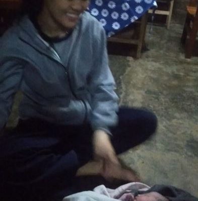 Kantong Plastik berisi Bayi perempuan yang masih hidup dan lengkap dengan Ari-arinya kejutkan warga Jalan Mamur Bone