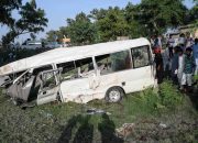 Kereta menabrak bus yang membawa peziarah Sikh di Pakistan tewaskan 20 orang