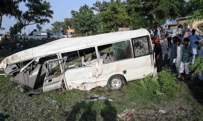 Kereta menabrak bus yang membawa peziarah Sikh di Pakistan tewaskan 20 orang