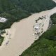 Pemandangan udara ini menunjukkan Sungai Kuma dibanjiri hujan lebat di Yatsushiro, perfektur Kumamoto, Jepang barat daya, pada hari Sabtu. (Berita Kyodo via AP)