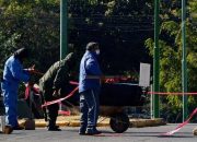 Di Bolivia, Keluarga yang putus asa meninggalkan peti mati di jalan