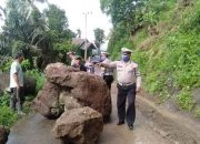 Material Longsor Tutupi Jalan Poros Sinaji Malino