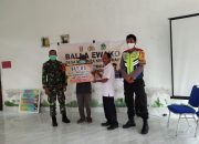 Bersinergi dengan Bhabinkamtibmas, Babinda Koramil 1403-13 Wotu Dampingi Penyaluran BLT DD Tahap III di Desa Mabonta Lutim